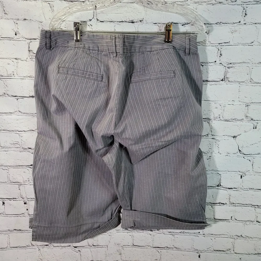 Venezia‎ Bermuda Shorts Womens 16 Grey Pinstripe Excellent Cuffed Cotton Stretch